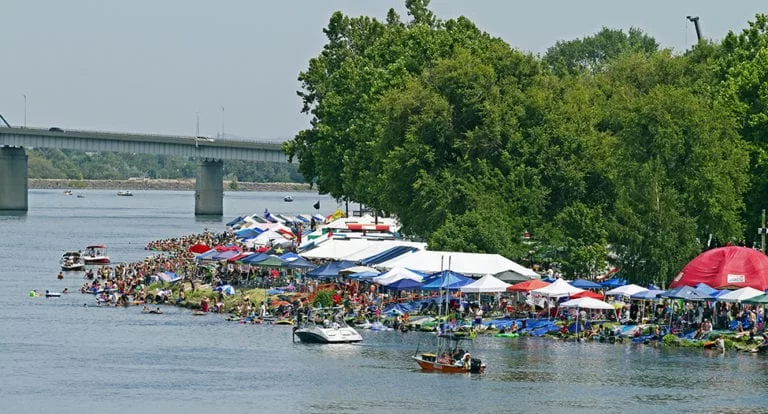 Water Follies crowd on Columbia River