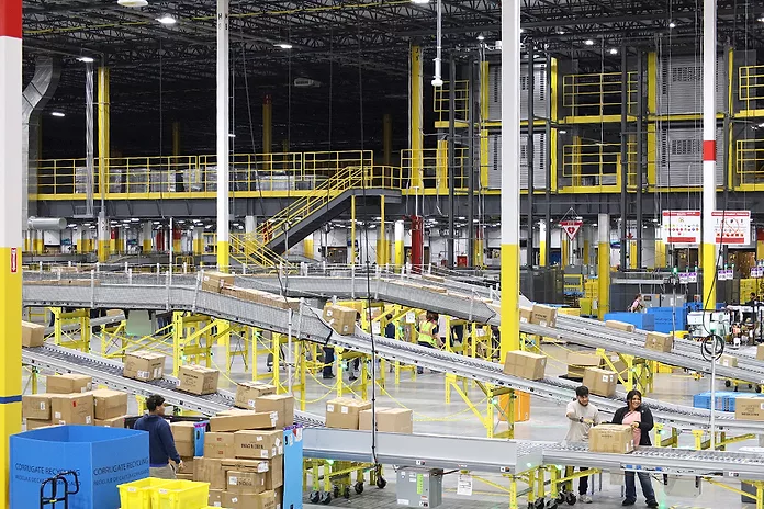 キルイ　ICS FACTORY GEOMETRY DRIVE #38 Amazon reimagined its Pasco warehouse. It now serves a