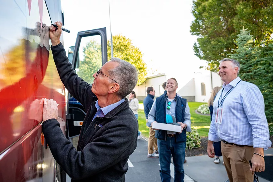 Man signing a bus.