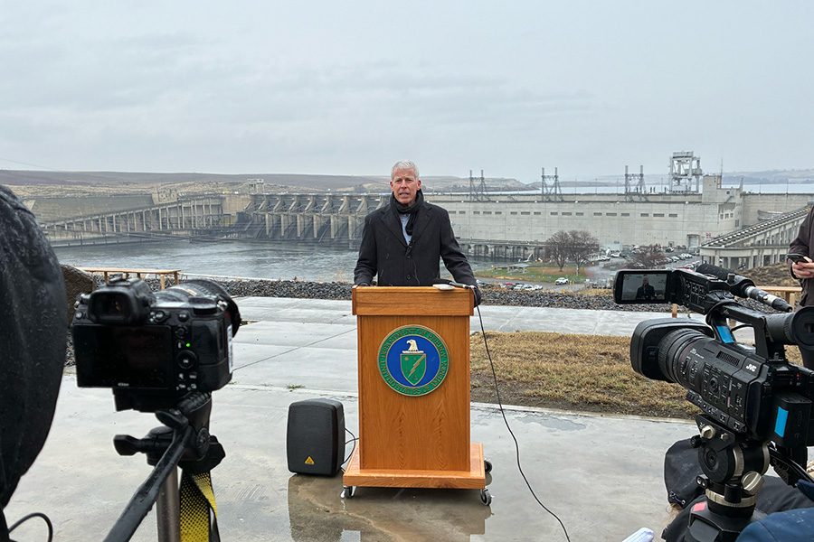 U.S. energy secretary touts hydropower on Ice Harbor tour