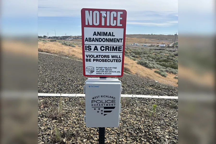 A sign stating that animal abandonment is a crime.