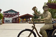 Peanuts Park statue.